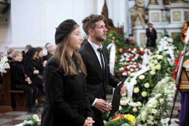  Dzieci Pawła Królikowskiego - Julia oraz Antoni podczas uroczystości pogrzebowych