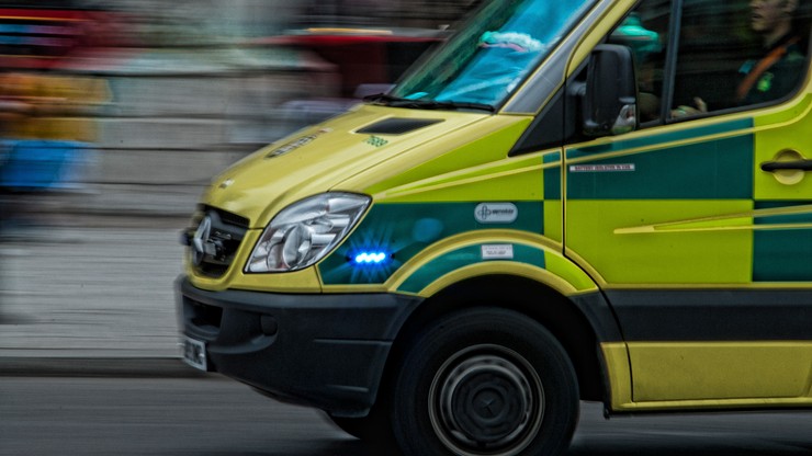 Wielka Brytania: Pacjent spowodował wypadek karetki. Próbował odrąbać sanitariuszowi ucho