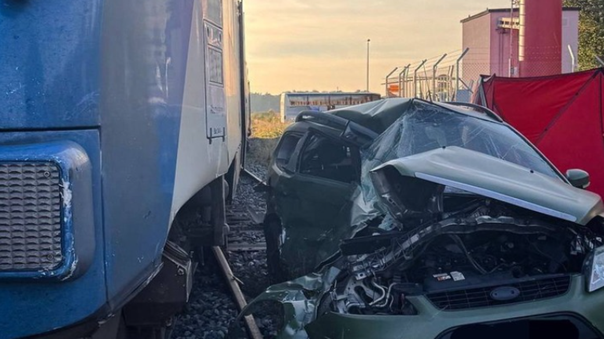 Tragiczny wypadek na przejeździe kolejowym. Nie żyje kierowca, ruch sparaliżowany