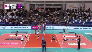 Rozgrywka w meczu siatkówki pomiędzy ITA TOOLS Stal Mielec a LOTTO Chemik Police. Na boisku widoczni są zawodnicy obu drużyn, a na tablicy wyników widnieje wynik MIE 0:5, POL 0:9.