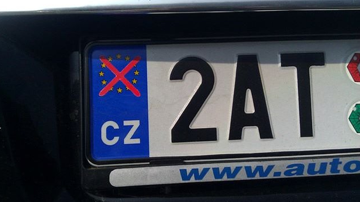Czescy kierowcy przekreślają symbol UE na tablicach rejestracyjnych