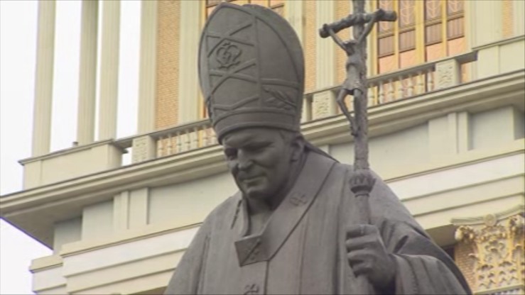 Pomnik papieża przed sanktuarium w Licheniu wrócił na swoje miejsce. Bez byłego kustosza