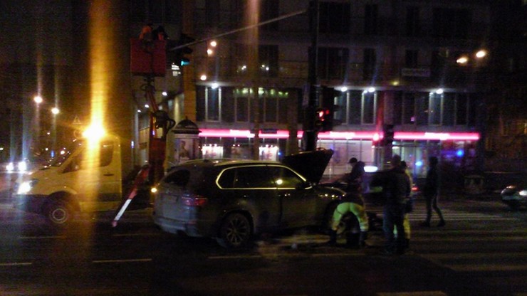 Wieczorny wypadek w stolicy. Uderzenie w latarnię i pożar