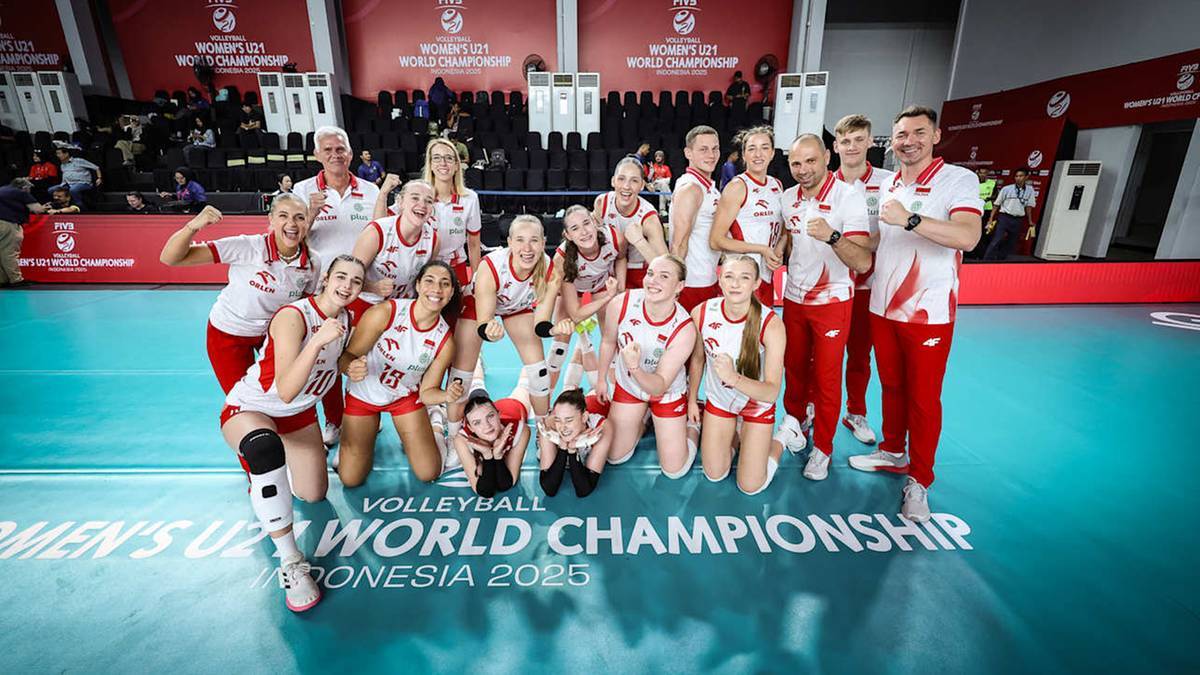 Uśmiechnięta drużyna siatkarek Polski pozująca do wspólnego zdjęcia na tle napisu "VOLLEYBALL WOMEN'S WORLD CHAMPIONSHIP INDONESIA 2023". Zawodniczki mają na sobie biało-czerwone stroje, część z nich podnosi ręce w geście radości.