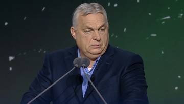Viktor Orb&aacute;n przemawia do mikrofon&oacute;w.