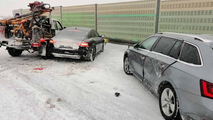 Seria wypadków na trasie S8. Zderzenia samochodów w śnieżycy