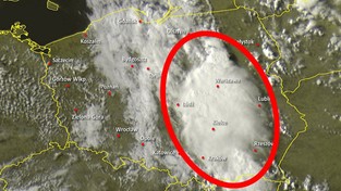 28-06-2022 05:59 Gigantyczna chmura burzowa przykryła Polskę. Zalane drogi i domy, pożary od piorunów [WIDEO]