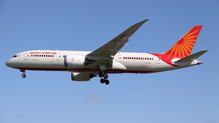 Pijany mężczyzna oddał mocz na kobietę na pokładzie samolotu Air India. Zaskakująca reakcja załogi