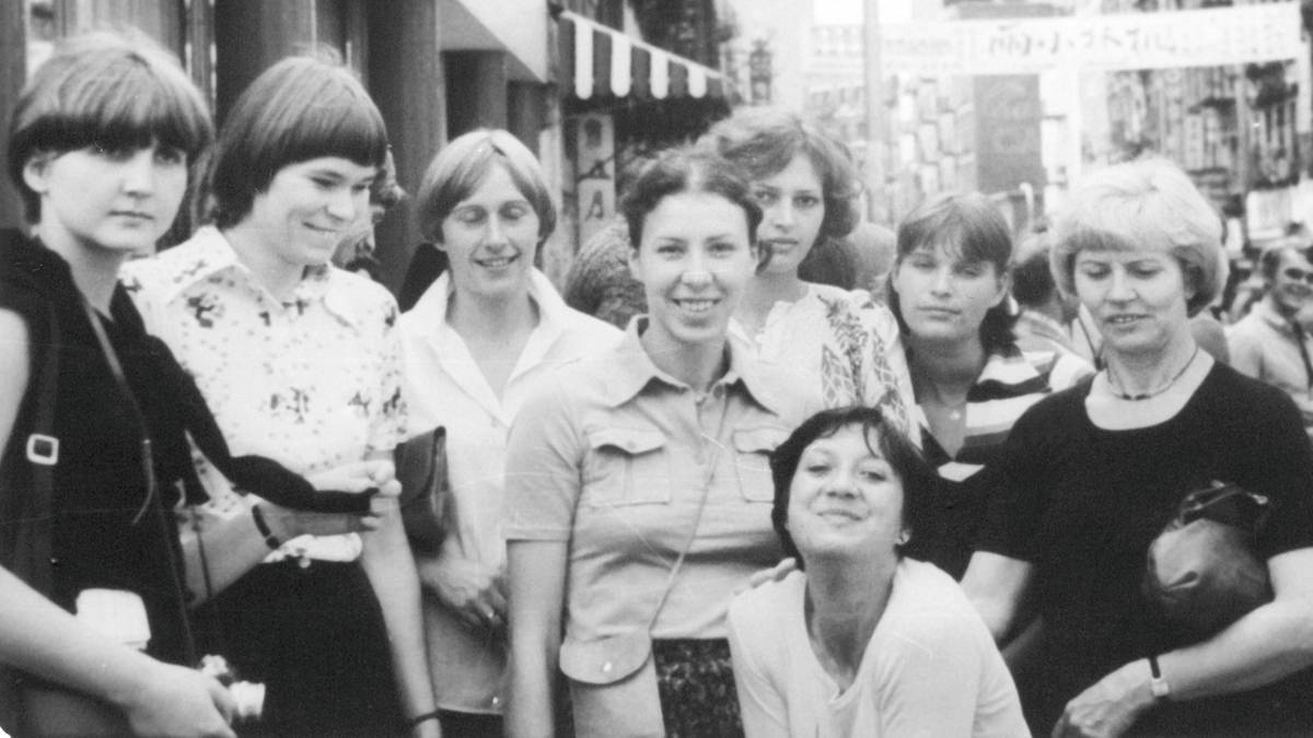 Zdjęcie grupowe siatkarek z lat 70. z Iwoną Dembek w centrum.