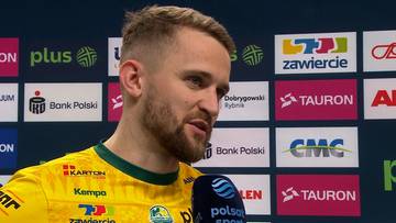 Bartłomiej Bołądź, zawodnik piłki ręcznej, w żółtej koszulce, udziela wywiadu z mikrofonem.