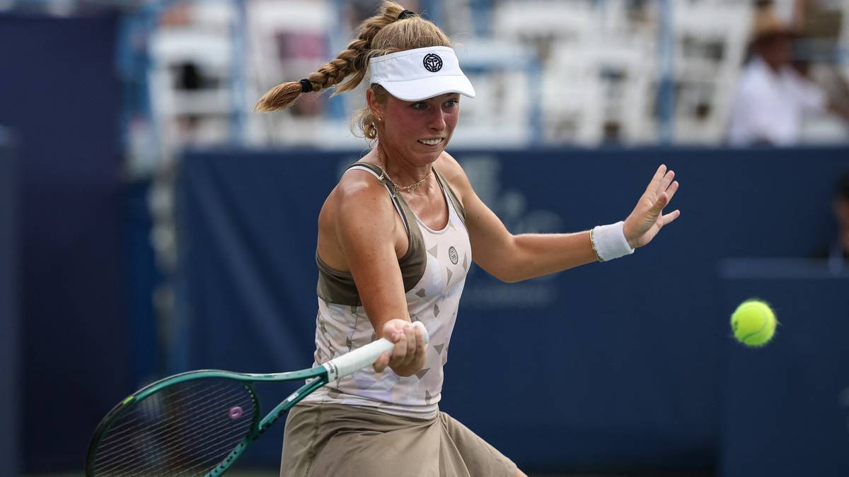 Tenisistka Magdalena Fręch wykonuje forhend.