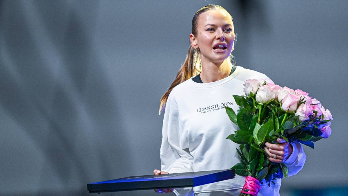 Anna Lewandowska trzymająca bukiet r&oacute;ż i pudełko.
