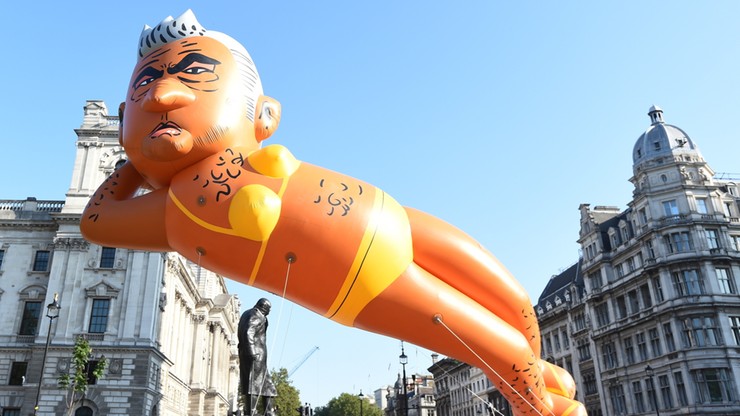 Burmistrz Londynu w żółtym bikini. Zwolennicy Trumpa wypuścili w powietrze wielki balon