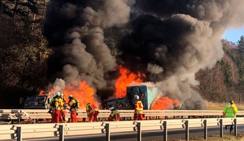 Płomienie i kłęby dymu na autostradzie. Spłonęły pojazdy amerykańskiej armii