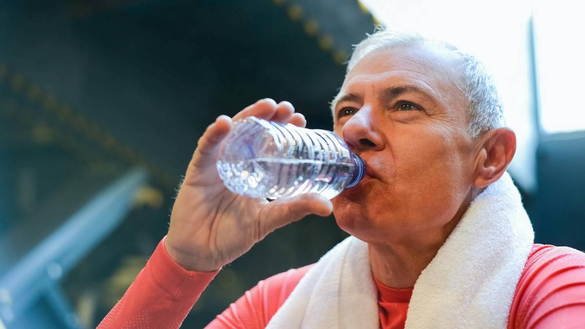 W wakacje seniorzy muszą pamiętać o jednej rzeczy. Inaczej organizm słabnie