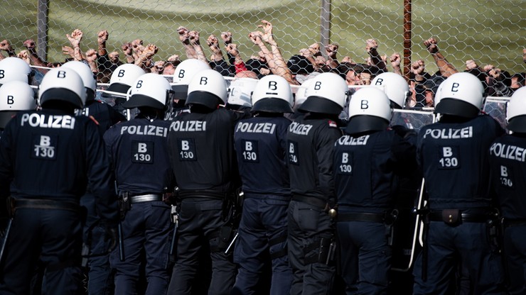 Policjanci i żołnierze ćwiczą odpieranie napływu uchodźców. Puma pierwszy raz w akcji 