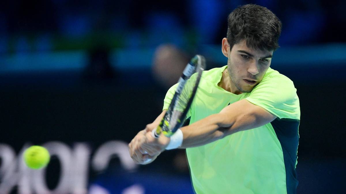 Tenisista Carlos Alcaraz w akcji, wykonuje uderzenie forhendowe podczas meczu.