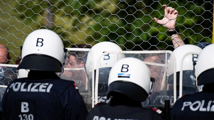 Policjanci i żołnierze ćwiczą odpieranie napływu uchodźców. Puma pierwszy raz w akcji 