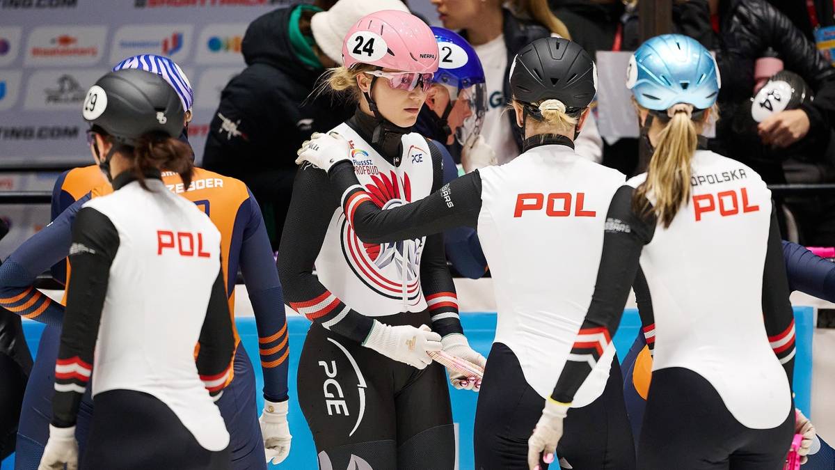 Cztery zawodniczki short tracku w strojach z flagą Polski.