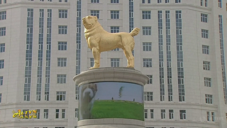 W Turkmenistanie odsłonięto pozłacany pomnik... psa. Skąd taki pomysł?