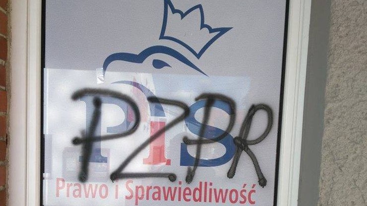 "PZPR" i "Czas na sąd ostateczny". Nieznani sprawcy pomalowali biura parlamentarzystów PiS