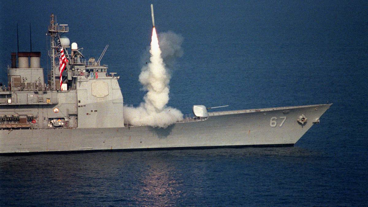 Okręt wojenny wystrzeliwujący pocisk Tomahawk na tle morza.