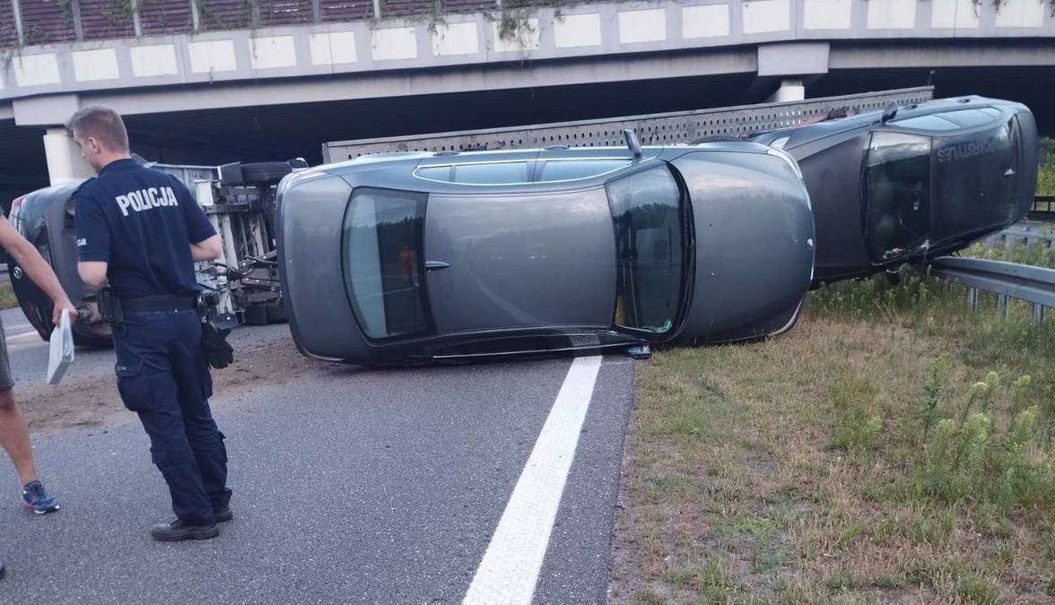 Auta wypadły na A2. Nietypowy wypadek na drodze do Warszawy