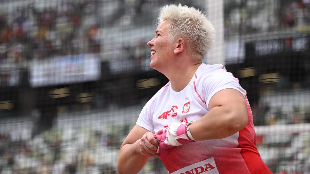 Anita Włodarczyk w ruchu podczas rzutu młotem.