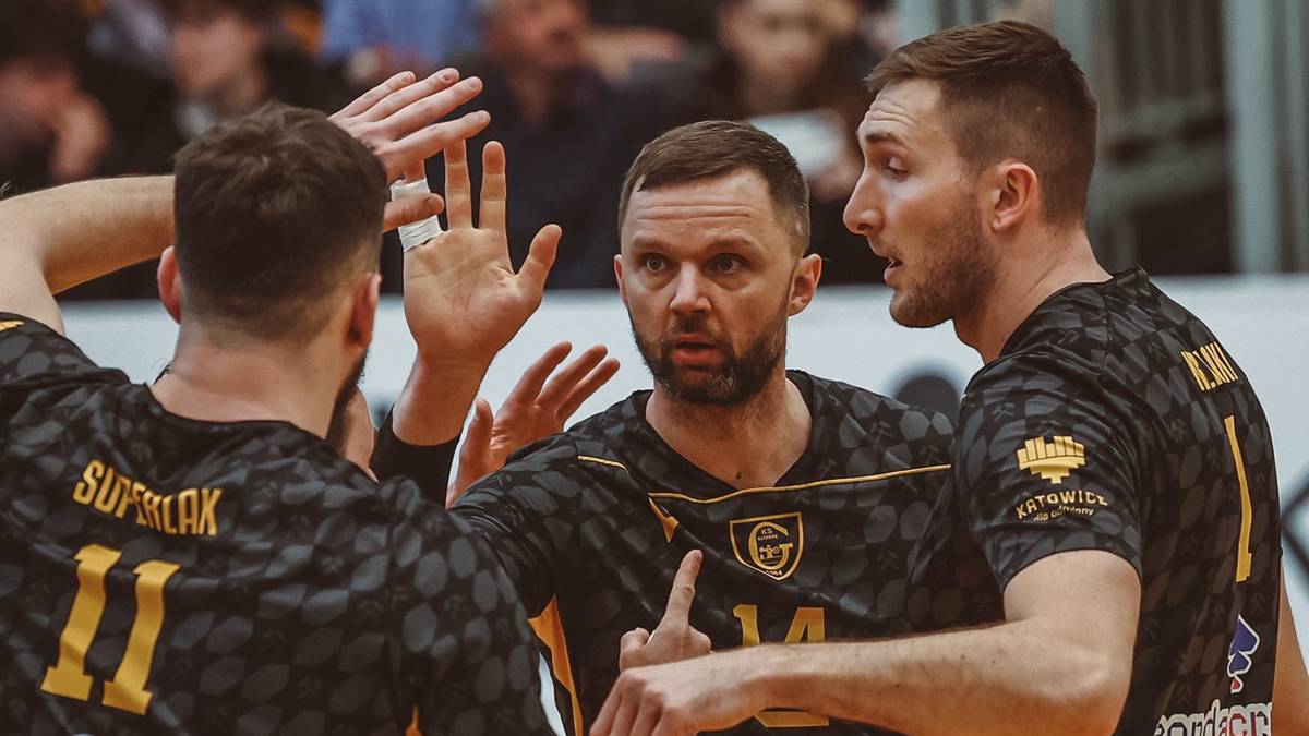 Siatkarze GKS Katowice świętują punkt podczas meczu siatkówki.
