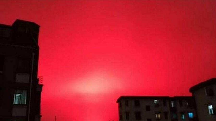 Krwistoczerwone niebo nad miastem Zhoushan w Chinach. Fot. Twitter.