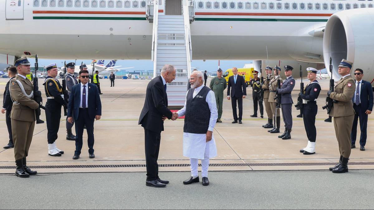 Premier Narendra Modi przybył do Warszawy. "Wizyta nada rozpędu relacjom indyjsko-polskim"