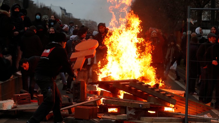 Demonstracja przeciwników obostrzeń covidowych w Brukseli. W policję rzucano kamieniami