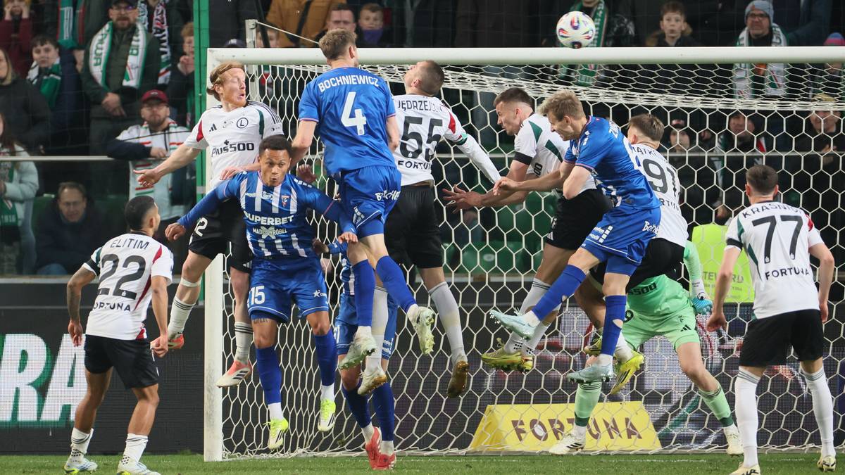 Piłkarze walczący o piłkę w polu karnym podczas meczu piłki nożnej Legii Warszawa z G&oacute;rnikiem Zabrze.