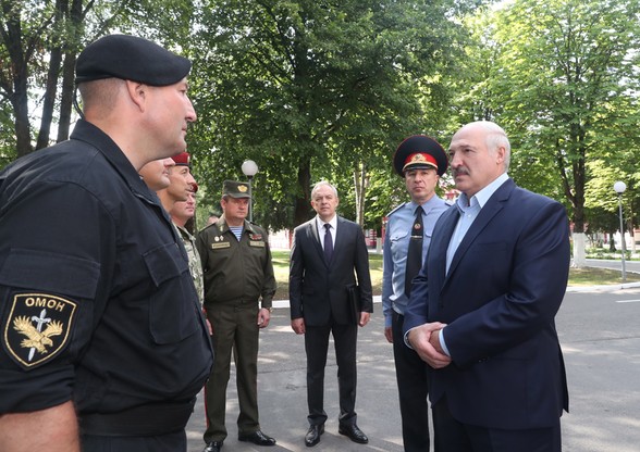  Łukaszenko odwiedza bazę sił specjalnych białoruskiego MSW
