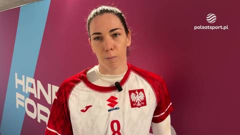 Portret siatkarki Moniki Kobylińskiej w białej koszulce z czerwonymi rękawami i godłem Polski.