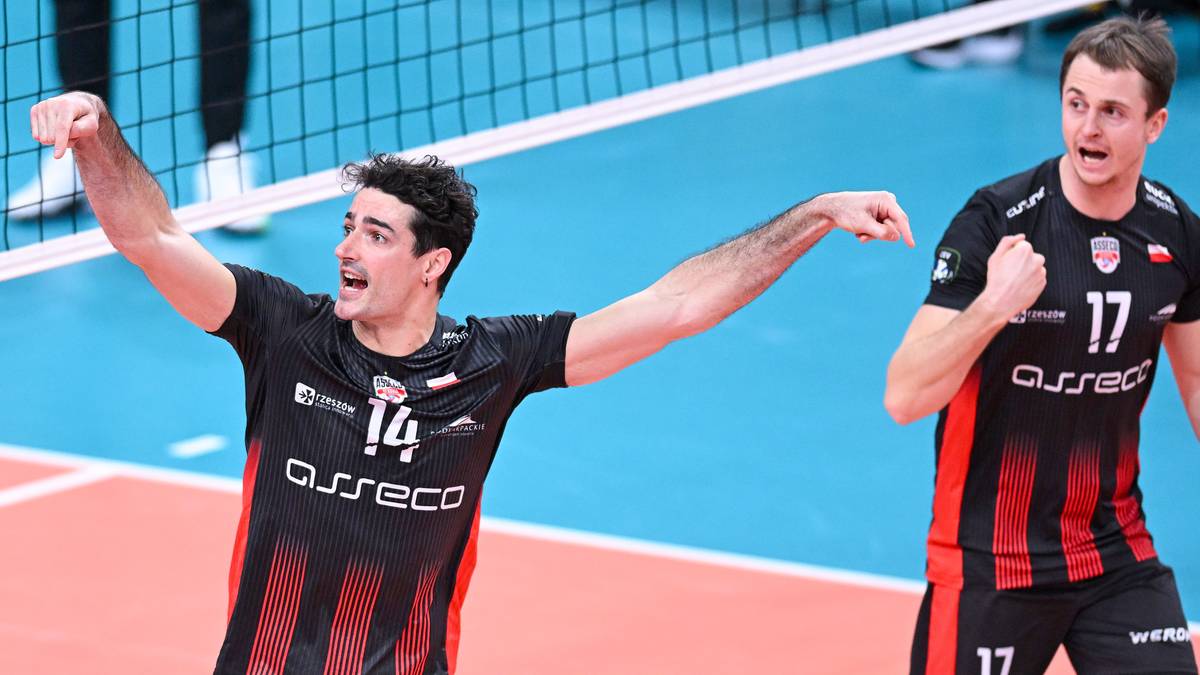 Siatkarz w czarno-czerwonej koszulce z numerem 14 na imię Maik w geście radości po zdobyciu punktu, obok niego drugi siatkarz w podobnym stroju z numerem 17.