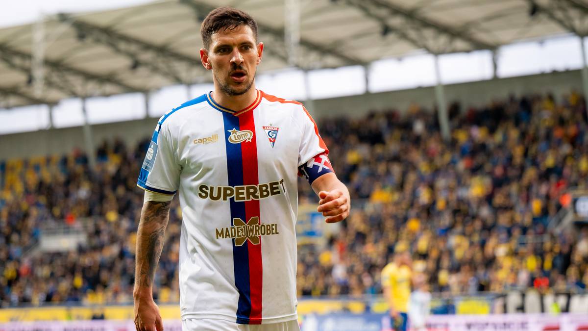 Piłkarz G&oacute;rnika Zabrze w barwach klubowych na boisku piłkarskim.