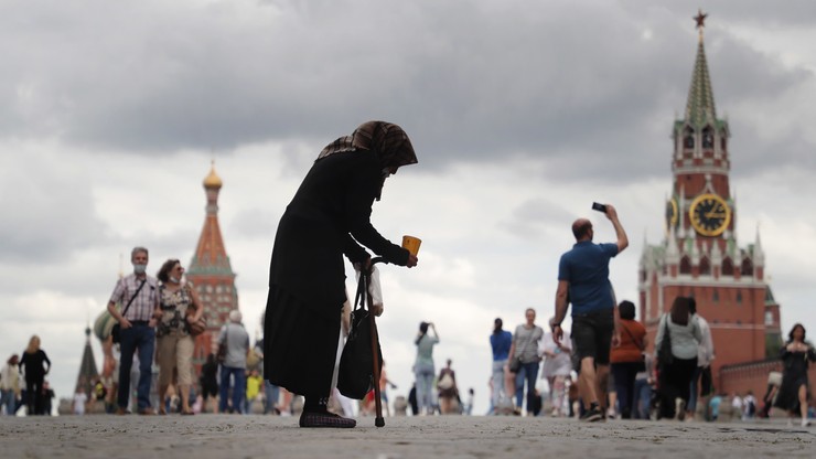 Kobieta prosi o jałmużnę na Placu Czerwonym w Moskwie.