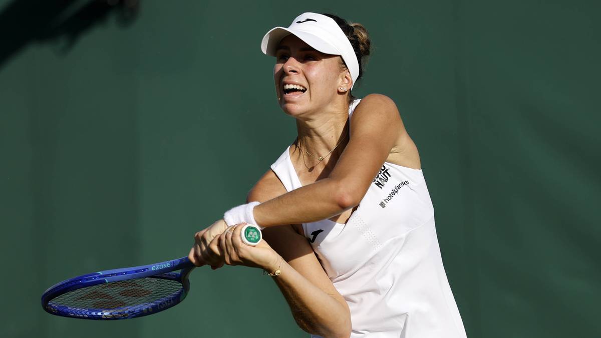 Tenisistka podczas meczu, skupiona na uderzeniu piłki.