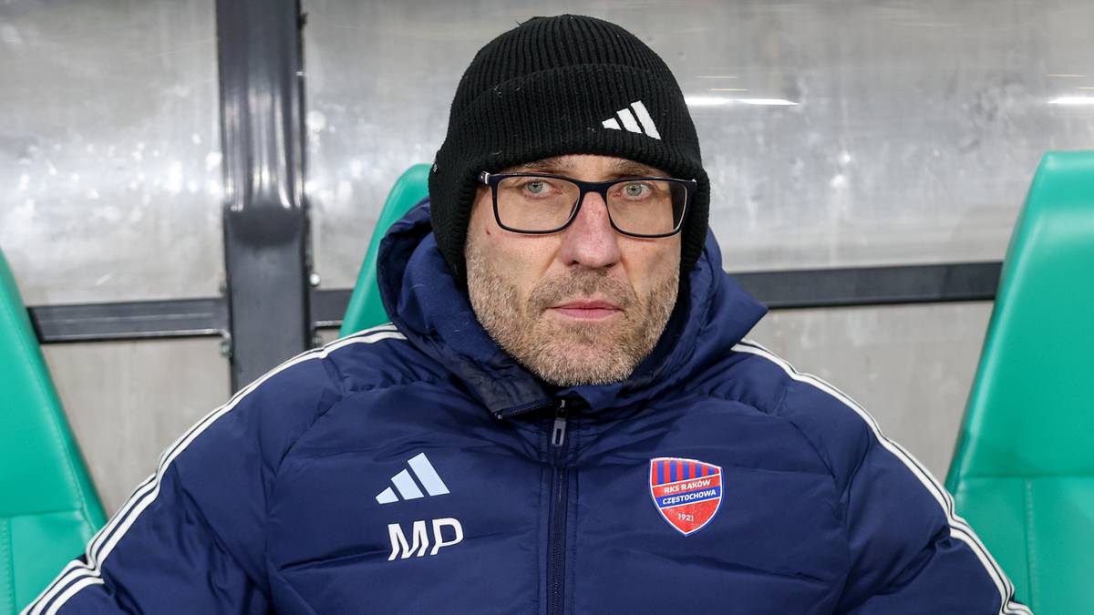 Mężczyzna w czapce i okularach siedzi w kurtce z napisem MP.