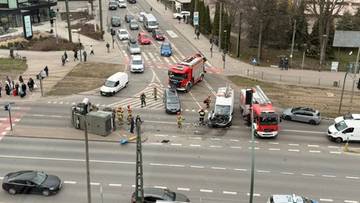 Groźne zderzenie w Krakowie z udziałem wojskowego pojazdu. Przewrócił się na bok
