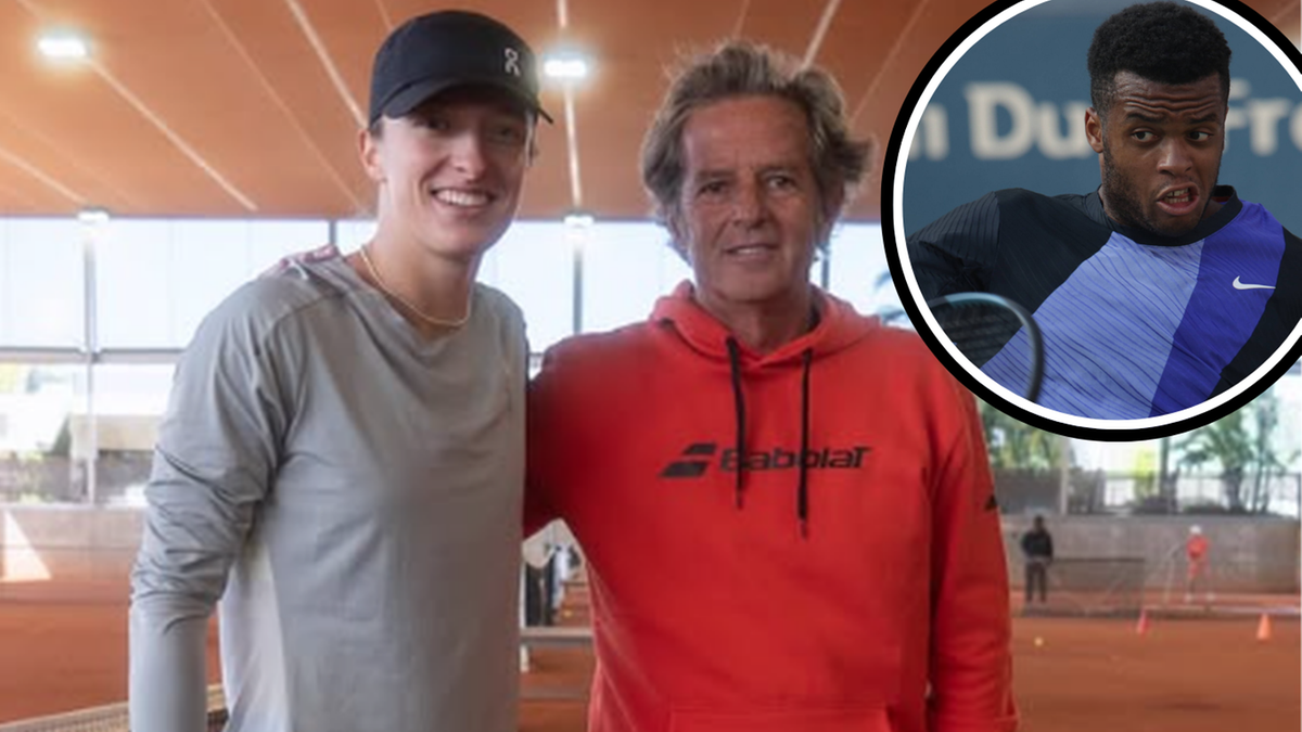 Iga Świątek i Francisco Roig pozują do zdjęcia, w tle widoczne boisko tenisowe, w prawym g&oacute;rnym rogu zdjęcie Giovanniego Mpetshi Perricarda.