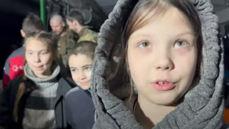 Wojna w Ukrainie. Wstrząsające nagranie z bunkrów w Azowstalu. Uwięzione dzieci marzą o słońcu