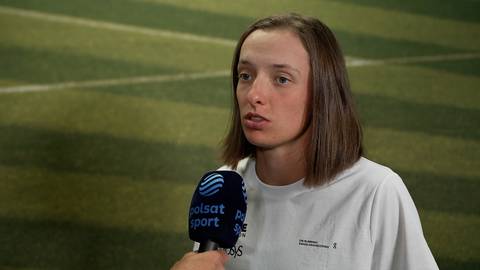 Iga Świątek podczas wywiadu z mikrofonem Polsat Sport.