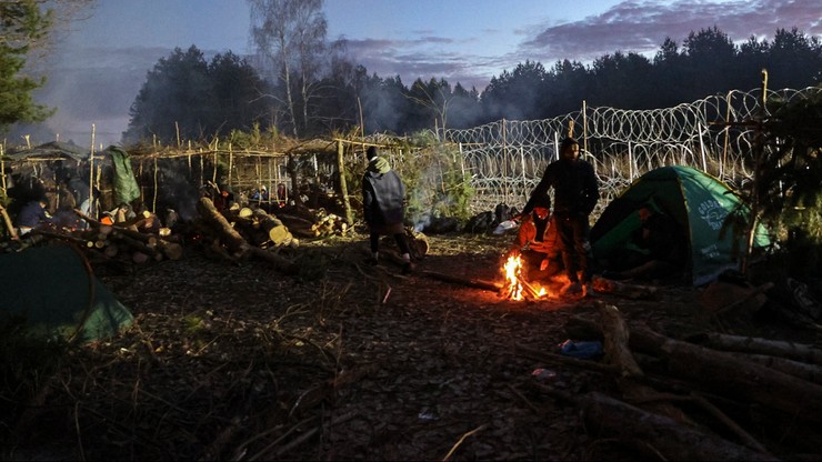 Migranci koczują przy granicy z Polską. Zdjęcia z Białorusi