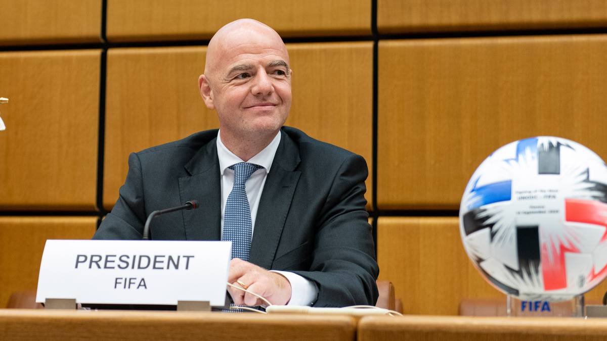 Szef FIFA chce powrotu Rosji do rozgrywek. "Zakaz nic nie dał"