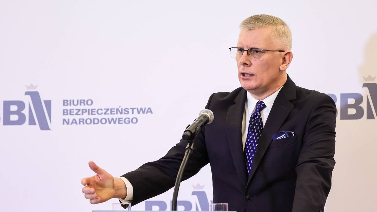 Fala komentarzy po dymisji szefa BBN. "Grunt pali się pod nogami"