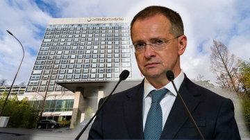 Portret Władimira Miedinskiego na tle hotelu InterContinental w Genewie