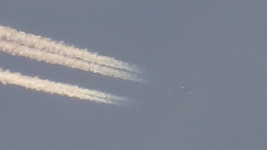Smugi kondensacyjne pozostawiane przez niewidoczny samolot nad Mazurami. Fot. Patryk.