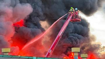 Ogromny pożar hali w Wielkopolsce. Trwa akcja strażaków, RCB rozesłało alerty